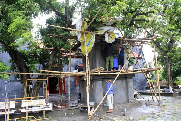 Workers building the temple worship — Stock Photo, Image