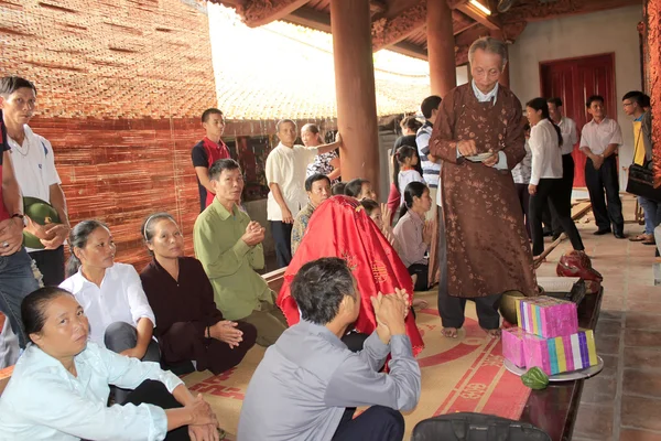 Náboženské masters požehnání pro skupinu lidí v chrámu, v — Stock fotografie