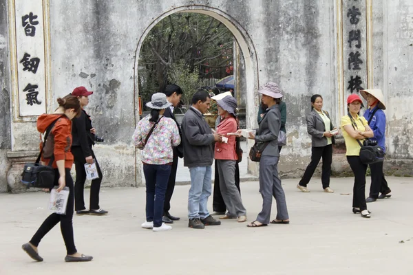 Group of people ceremony in the temple, vietnam — Stock Photo, Image