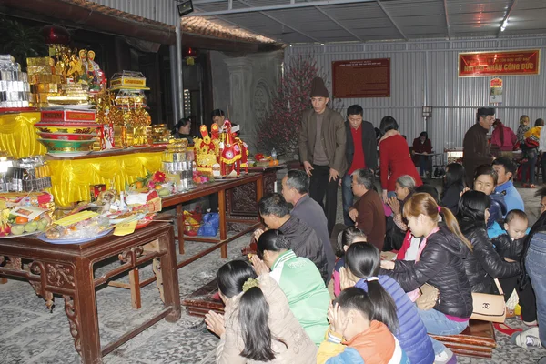 Skupina lidí obřadu v chrámu, vietnam — Stock fotografie