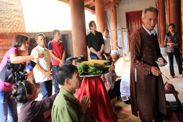 Maîtres religieux bénis pour un groupe de personnes au temple, v — Photo