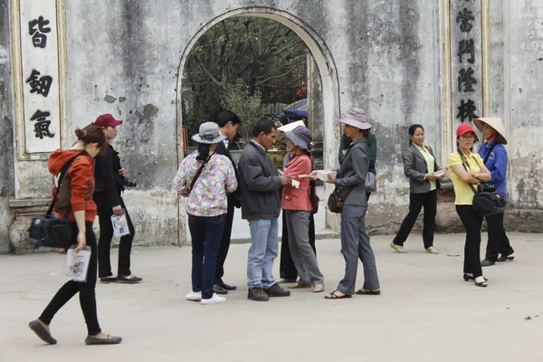 Grupp av människor ceremoni i templet, vietnam — Stockfoto