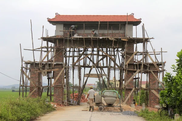 Arbetstagare bygga gate by i rural vietnam — Stockfoto