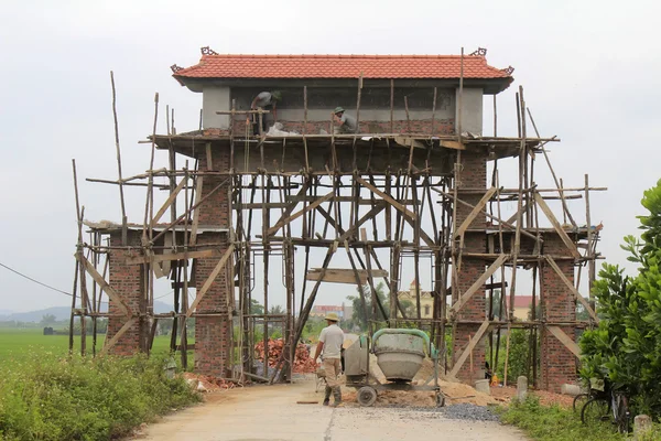 Trabajadores construyendo la aldea de la puerta en Vietnam rural —  Fotos de Stock