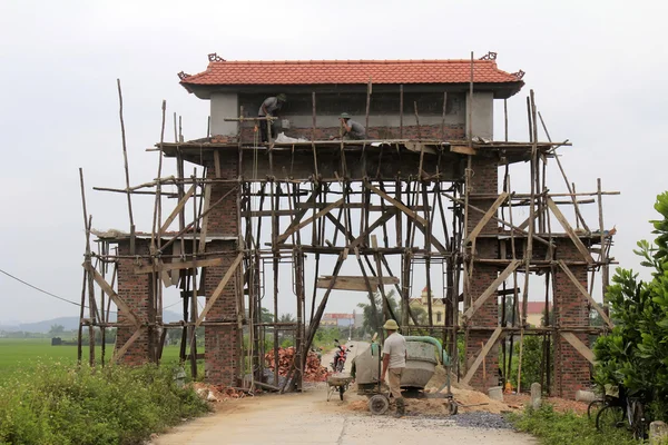 Workers building gate village in rural Vietnam — Stock Photo, Image