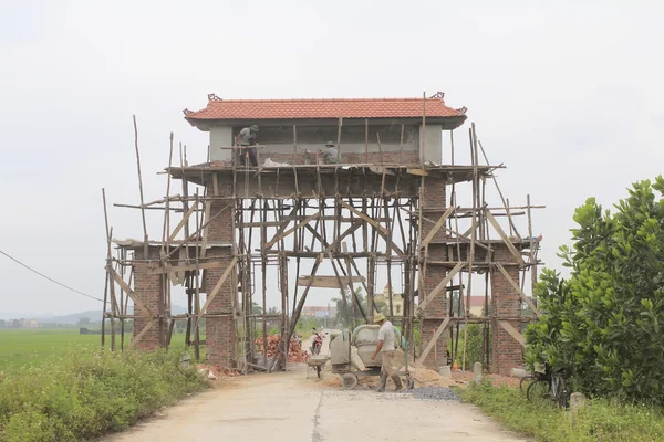 Trabalhadores construindo portão aldeia no Vietnã rural — Fotografia de Stock