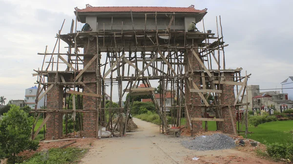 Workers building gate village in rural Vietnam — Stock Photo, Image