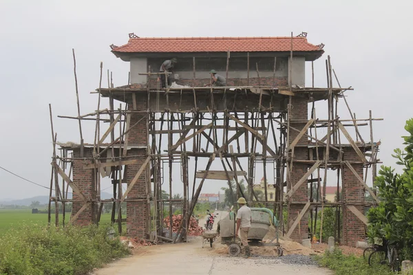 Trabalhadores construindo portão aldeia no Vietnã rural — Fotografia de Stock