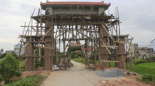 Trabajadores construyendo la aldea de la puerta en Vietnam rural —  Fotos de Stock