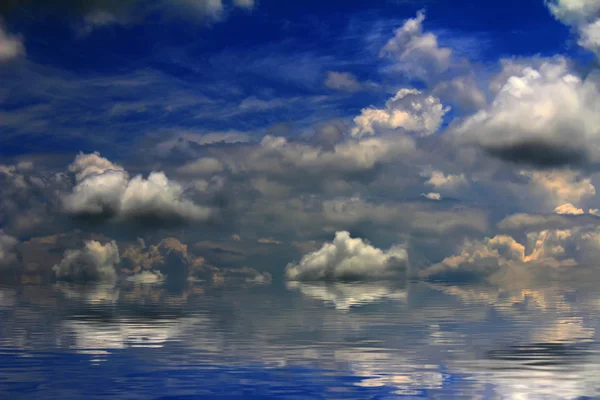 Las nubes en el cielo —  Fotos de Stock