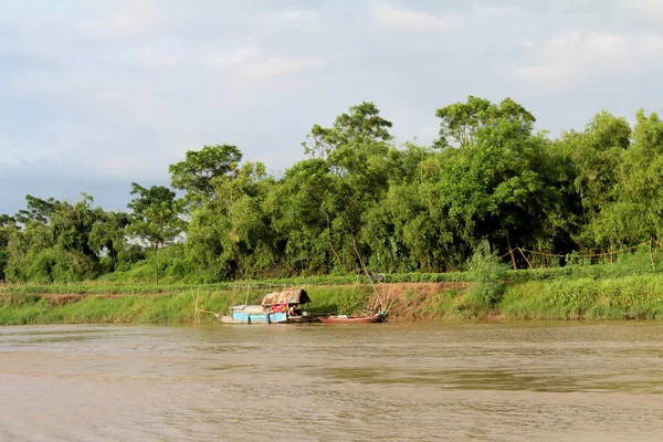 Barcos de pesca en el río — Foto de Stock