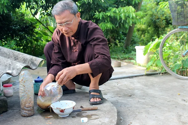 Der Medizinmann und die Heilkräuter, Vietnam — Stockfoto