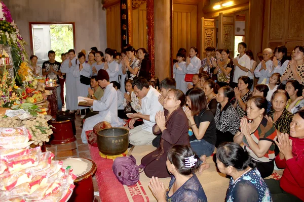 Cérémonie de groupe de personnes dans le temple, vietnam — Photo