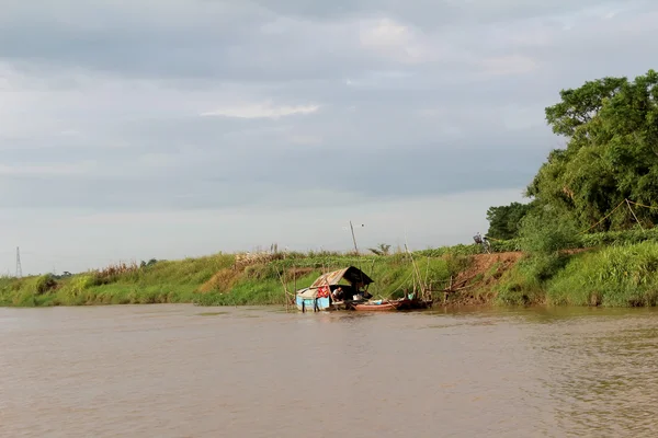 Barcos de pesca en el río — Foto de Stock