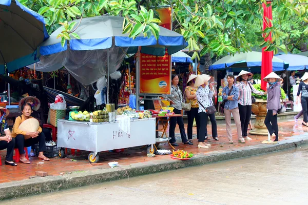 Grupo de pessoas venda bens no mercado — Fotografia de Stock