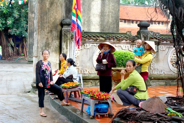 Groupe de personnes vente de biens sur le marché — Photo