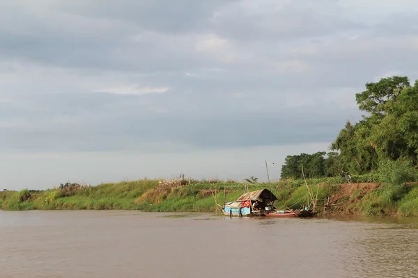 Barcos de pesca en el río — Foto de Stock