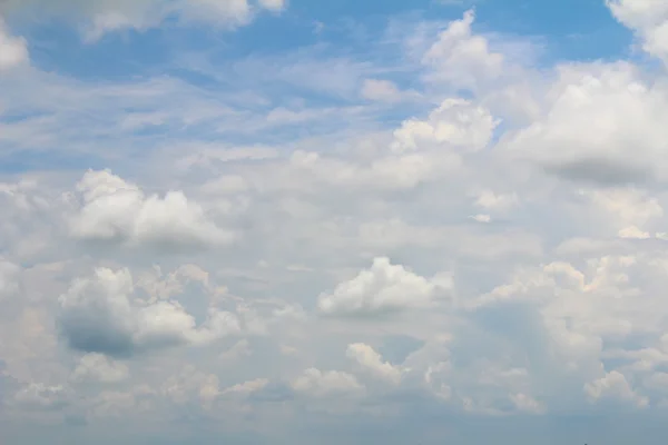 Le nuvole nel cielo — Foto Stock