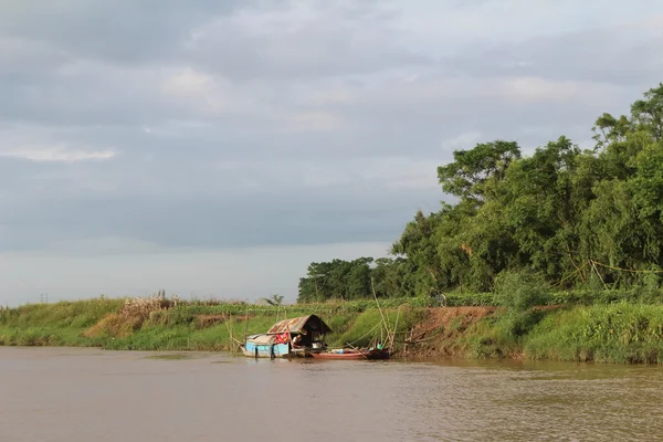 Bateaux de pêche sur la rivière — Photo