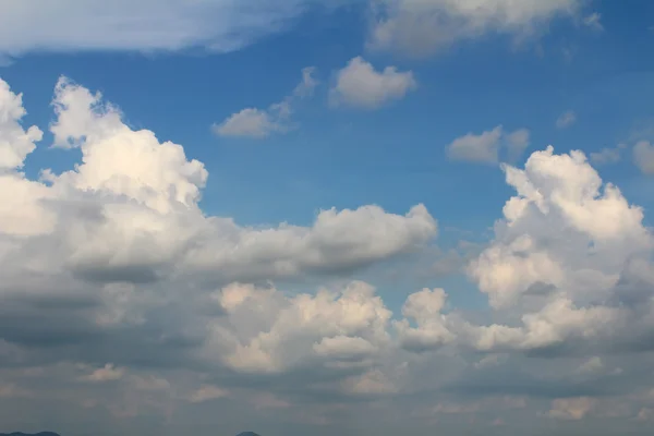 Nuages dans le ciel — Photo