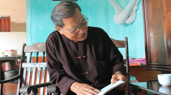 Tıp adamı görmek tıbbi kitap, vietnam — Stok fotoğraf