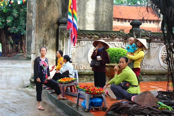 Groupe de personnes vente de biens sur le marché — Photo