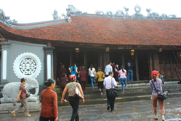 Kelompok orang upacara di kuil, vietnam — Stok Foto