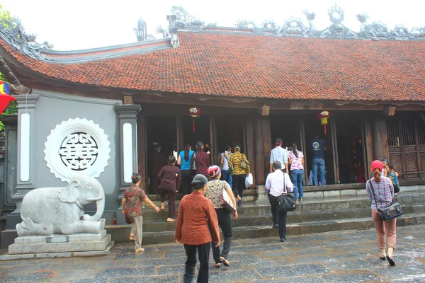 Cerimonia di gruppo di persone nel tempio, Vietnam — Foto Stock