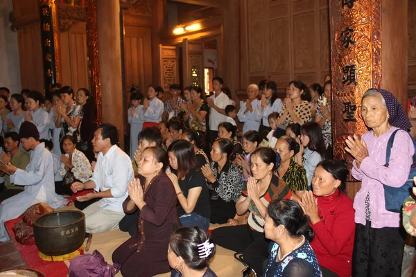 Skupina lidí obřadu v chrámu, vietnam — Stock fotografie