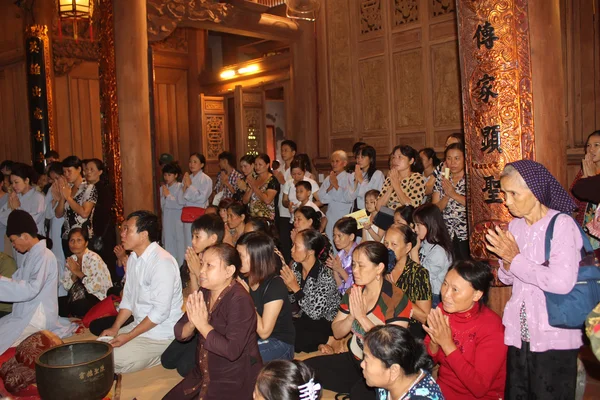 寺では、ベトナム人式のグループ — ストック写真