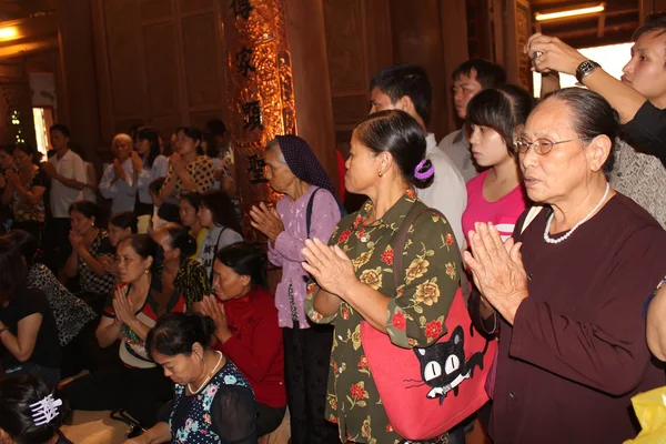 Gruppe von Menschen Zeremonie im Tempel, Vietnam — Stockfoto