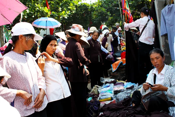 Menschen, die Kleidung auf dem Markt kaufen, Vietnam — Stockfoto