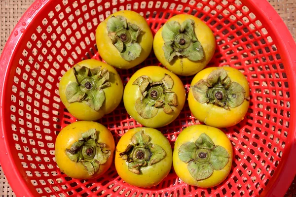 The persimmons in the basket — Stock Photo, Image