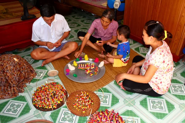 Una familia exprimir juguetes para niños con polvo de arroz de color —  Fotos de Stock