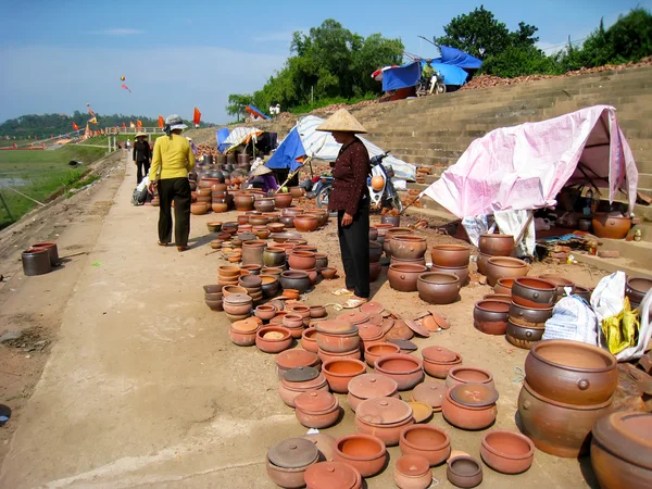 People at the ceramics market — Stock Photo, Image