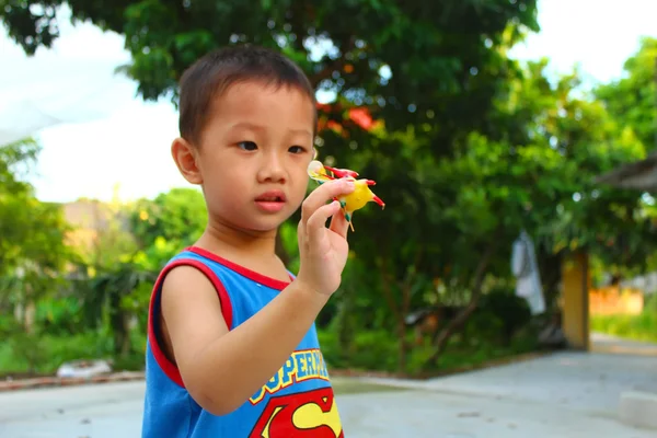 Мальчик играет в Tohe, традиционные игрушки во Вьетнаме, сделанные цветными R — стоковое фото