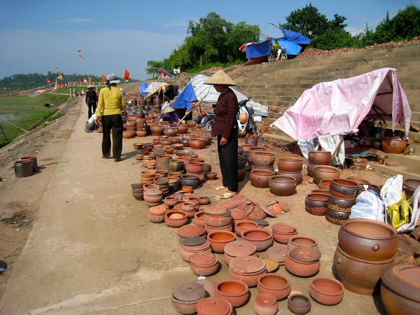 People at the ceramics market — Stock Photo, Image