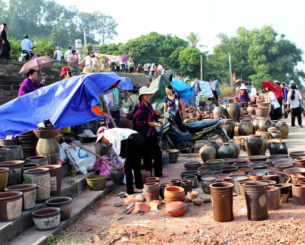 Orang di pasar keramik — Stok Foto