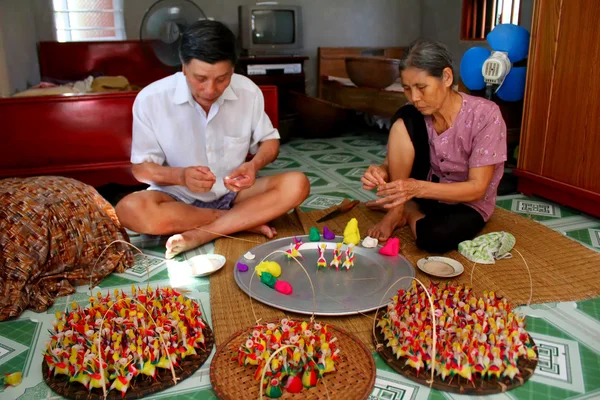 Una famiglia spremere i giocattoli per i bambini con polvere di riso colorata — Stockfoto