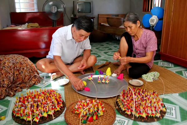 Семья сжимает игрушки для детей с цветным рисовым порошком — стоковое фото