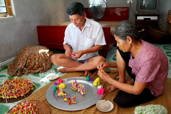 Una familia exprimir juguetes para niños con polvo de arroz de color — Foto de Stock