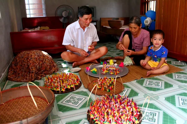 एक कुटुंब रंगीत तांदूळ पावडर असलेल्या मुलांसाठी खेळणी पिळते — स्टॉक फोटो, इमेज