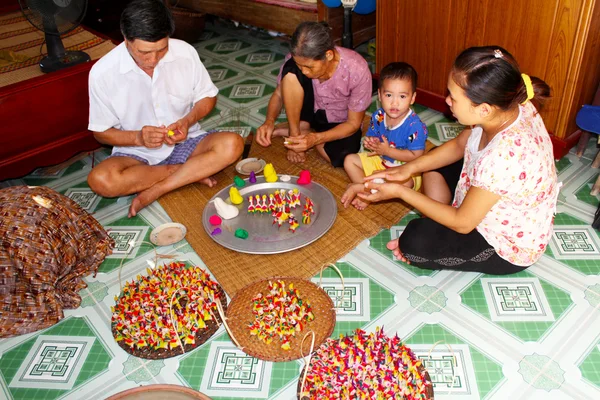 一个家庭为孩子用有色的稻粉挤压玩具 — 图库照片