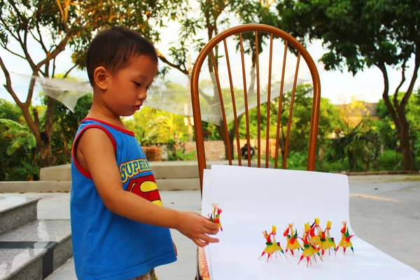 Boy play Tohe, the traditional toys in Vietnam made by colored r — Stock Photo, Image