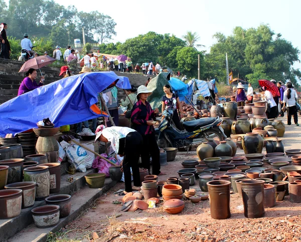 Gente en el mercado de la cerámica —  Fotos de Stock
