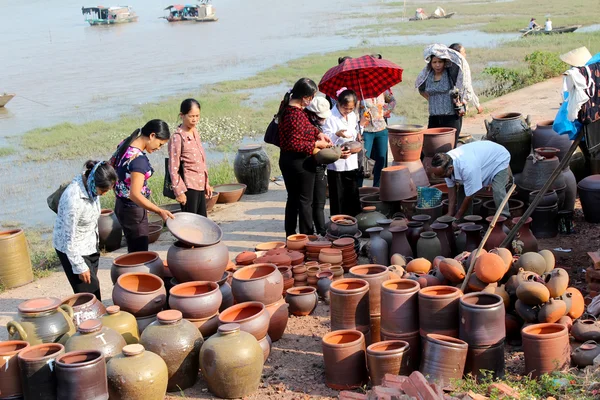 Persone al mercato della ceramica — Foto Stock