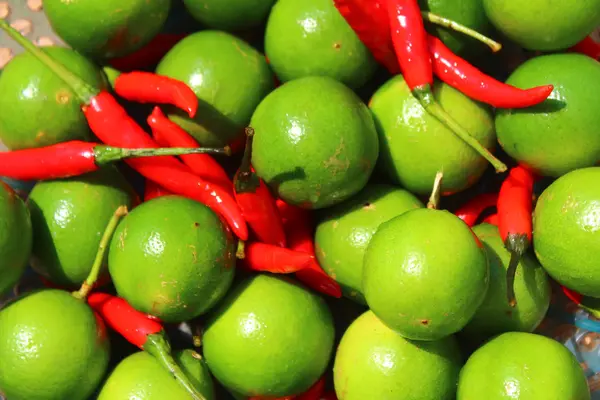 Citron a chilli v koši — Stock fotografie