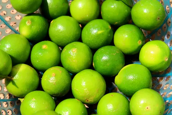 The lemon in the basket — Stock Photo, Image