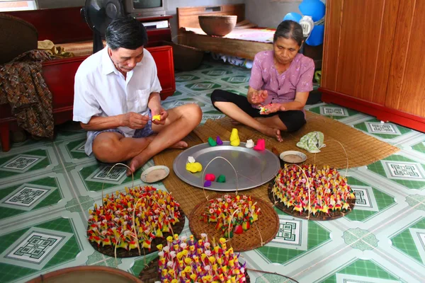 Une famille presser des jouets pour les enfants avec de la poudre de riz colorée — Photo