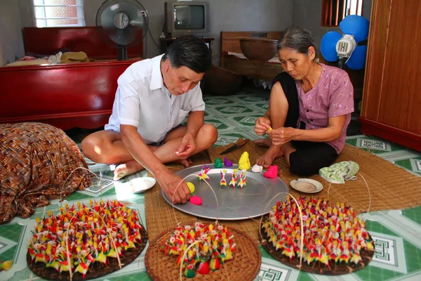 Una familia exprimir juguetes para niños con polvo de arroz de color — Foto de Stock